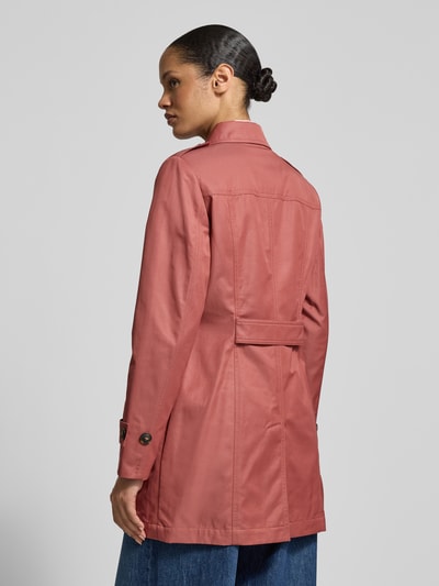 Frauenmodel trägt Trenchcoat mit Ärmelriegeln von Fuchs Schmitt in Rostrot, Regular Fit, Rückenansicht, Ganzkörperansicht Rückansicht.