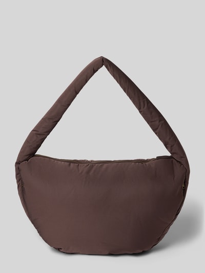 Produktfoto, braune Studio Noos Shoulder Bag mit Logo-Detail, Reißverschluss, gepolsterter Look, Modell 'Puffy', neutraler Hintergrund