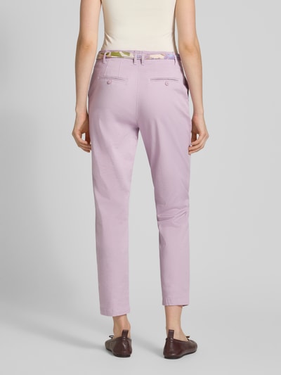 Frauenmodel trägt Slim Fit Chino mit Viskose-Anteil von Christian Berg Woman in hellem Flieder, Baumwoll-Mix, Stoffband, Ganzkörperansicht Rückansicht.