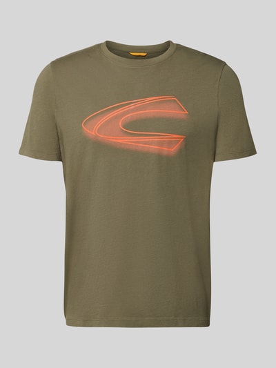 Produktfoto, Regular Fit T-Shirt aus reiner Baumwolle von camel active, Herren T-Shirt in Olivgrün mit Label-Print, Rundhalsausschnitt, Rückenlänge bei Größe M 69 cm, leichte Struktur, glatte Textur