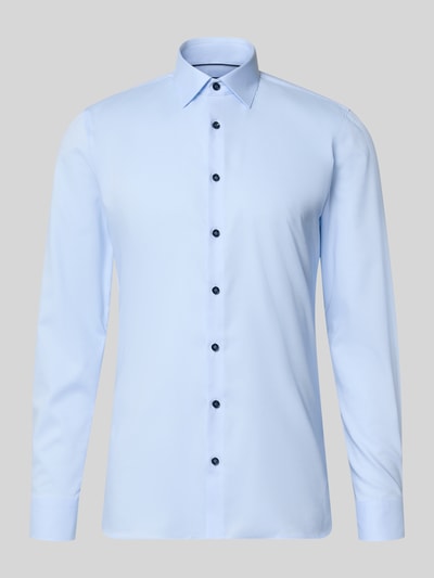 Produktfoto, hellblaues Super Slim Fit Businesshemd aus Baumwoll-Mix von OLYMP No. Six, glatte Oberfläche, neutrale Studioaufnahme
