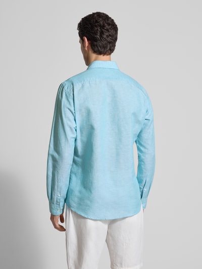 Männermodel trägt Regular Fit Freizeithemd aus Leinen-Mix von Jake*s in Hellblau, lange Ärmel, Rückansicht, Ganzkörperansicht.