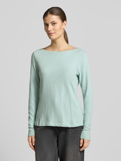 Frauenmodel trägt Regular Fit Langarmshirt aus Bio-Baumwoll-Mix von Tom Tailor, Melange-Optik, U-Boot-Ausschnitt, Ganzkörperansicht von vorne.