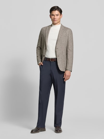 Männermodel trägt Wide Leg Anzughose mit Viskose-Anteil von s.Oliver BLACK LABEL, Baumwoll-Mix, dunkelblau, Ganzkörperansicht von vorne.