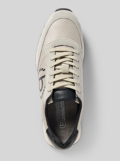 Productfoto, Sneaker met label-details Model 'Bierman' van bugatti, afgeronde vorm, vetersluiting, gestructureerde zool, beige en zwarte tinten, context heren sneaker