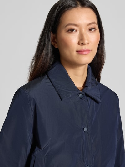 Vrouwenmodel draagt donkerblauw regular fit functioneel jack met aan twee kanten draagbaar model 'FALENA' van Weekend Max Mara, Nahaufnahme Oberkörper.