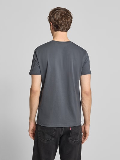 Męski t-shirt z prostym krojem z bawełny, okrągły dekolt, detal z logo, T-Shirt mit Label-Detail von Alpha Industries, długość tyłu 68 cm, Ganzkörperansicht Rückansicht.