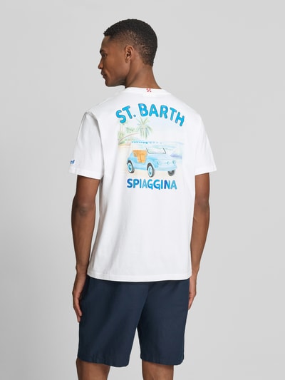 Männermodel trägt Herren T-Shirt mit Label-Prints Modell 'PORTLAND' von MC2 Saint Barth aus reiner Baumwolle, Regular-Fit, Rückseite, Ganzkörperansicht Rückansicht.