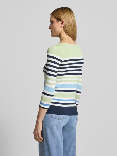 Modelka nosi t-shirt aus viskose-elasthan-mix mit 3/4-arm od Betty Barclay w pastelowych paskach, krój slim fit, okrągły dekolt, damski t-shirt, długość tyłu w rozmiarze 36: 57 cm, widok z tyłu.