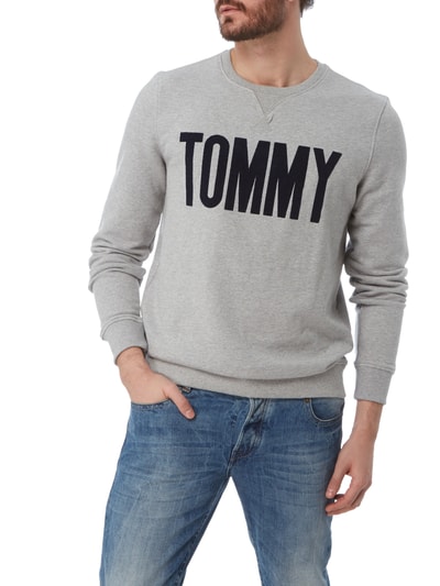 Tommy Jeans Sweatshirt mit Logo-Flockprint  Mittelgrau Melange 4