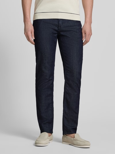 Männermodel trägt Modern Fit Jeans mit Eingrifftaschen Modell 'Fortress' von JOOP! Collection, Dunkelblau, Ganzkörperansicht von vorne. Baumwoll-Elasthan-Mix, Bundweite 42 cm, Innenbeinlänge 79 cm.