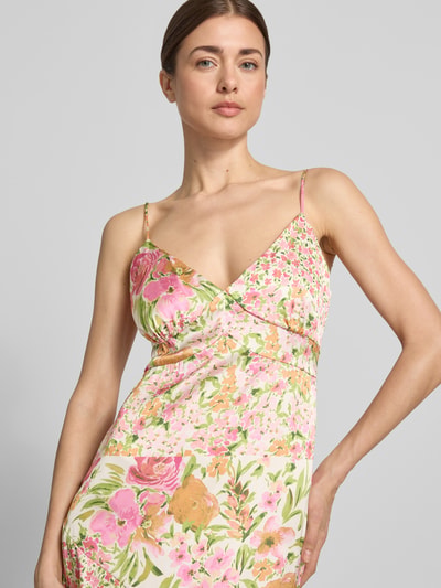 Kobiece modelka nosi Fließendes Maxikleid aus Satin Modell 'ALTHEA' von Vero Moda z kwiatowym wzorem i satynową fakturą, zbliżenie górnej części ciała