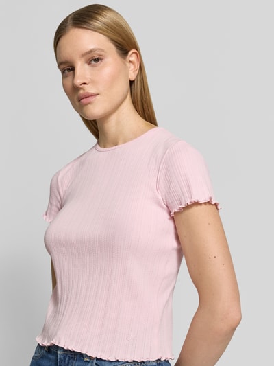 Frauenmodel trägt T-Shirt mit Muschelsaum von JAKE*S STUDIO WOMAN aus rosa Baumwolle, gerader Schnitt, Nahaufnahme Oberkörper.