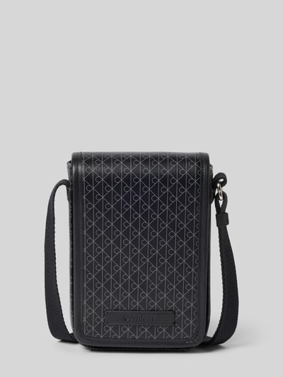 Produktfoto, schwarze Handytasche mit Allover-Muster Modell 'EMBLEM AOP' von CK Calvin Klein für Herren, glatte Textur, Optik:Allover-Muster