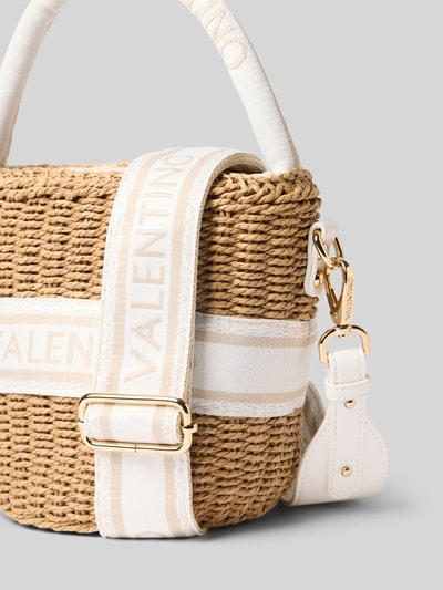 Produktfoto, Handtasche in Flecht-Optik von VALENTINO BAGS mit Logo-Stitching, Abnehmbarer Schulterriemen, Hauptfach, Beige und Weiß, Maße: Breite 23 cm, Länge 19 cm, Tiefe 14 cm, Riemenlänge 104 cm