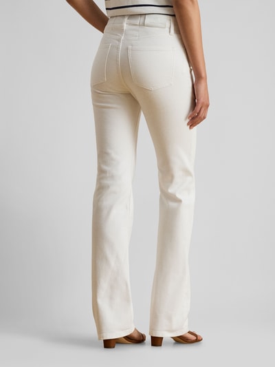 Frauenmodel trägt Straight Fit Jeans aus Baumwoll-Mix von Lauren Ralph Lauren in Creme, High Waist, 5-Pocket, Denim, Ganzkörperansicht Rückansicht.