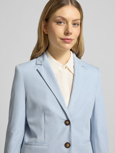 Frauenmodel trägt Regular Fit Blazer mit Reverskragen von Christian Berg Woman Selection, hellblau, Material-Mix mit Viskose-Anteil, Paspeltaschen, Knopfverschluss, Nahaufnahme Oberkörper.