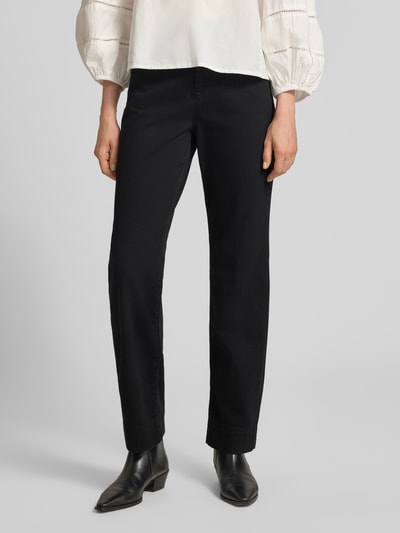 Frauenmodel trägt Feminine Fit Jeans mit Eingrifftaschen von Marc Cain in Schwarz, Baumwoll-Elasthan-Mix, Regular Waist, Ganzkörperansicht von vorne.