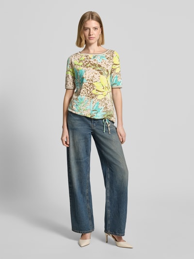 Frauenmodel trägt Damen T-Shirt aus Baumwoll-Modal-Mix im Allover-Look von Betty Barclay, bunt gemustert, Regular-Fit, Rundhalsausschnitt, Rückenlänge bei Größe 36: 54 cm, Ganzkörperansicht von vorne.