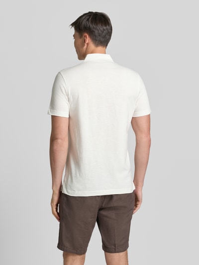 Männermodel trägt Regular Fit Poloshirt mit Brusttasche von Lerros aus Reiner Baumwolle, Rückenlänge 66 cm, Ganzkörperansicht Rückansicht.