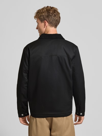 Männermodel trägt Regular Fit jack in Stiksels van JACK & JONES, zwart, corduroy look platte kraag, opgestikte zakken, logopatch, ruglengte maat M 72 cm, schouderbreedte 49 cm, borstwijdte 59 cm, mouwlengte 65 cm, Ganzkörperansicht Rückansicht