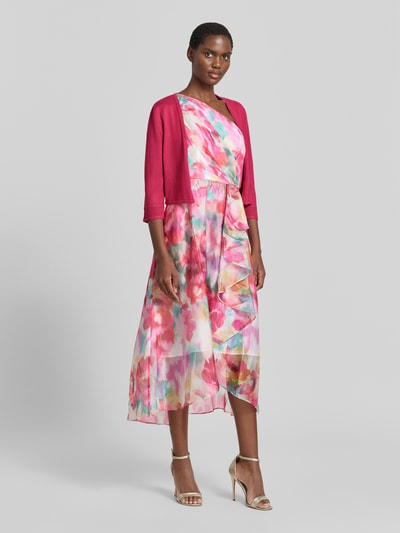 Frauenmodel trägt Bolero aus Viskose-Mix mit 3/4-Arm von Vera Mont, Regular Fit, offene Front, kräftiges Pink, kombiniert zu farbenfrohem Kleid, Rückenlänge S 41 cm, Ganzkörperansicht von vorne.