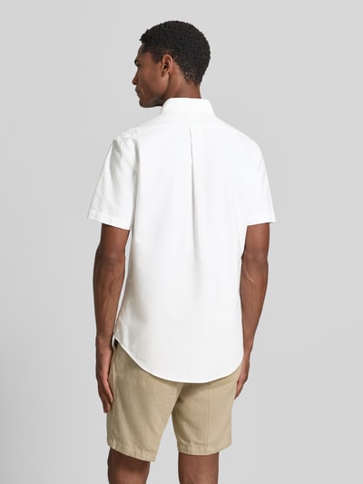 Männermodel trägt Regular Fit vrijetijdsoverhemd uit puur katoen van Polo Ralph Lauren in wit, lichte textuur, Ganzkörperansicht Rückansicht.