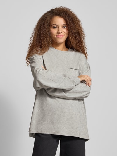 Karo Kauer Oversized Longsleeve mit Label-Print Hellgrau 4