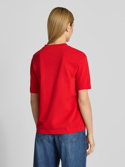 Kobiece model nosi damski t-shirt Loose Fit T-Shirt aus reiner Baumwolle Modell 'ICONIC A TARJAA' od Armedangels, efekt: jednolity kolor, krój loose fit, wyhaftowane logo, okrągły dekolt, krótki rękaw, wykończenie materiału: drobne prążkowanie, bawełna, widok całej sylwetki z tyłu.