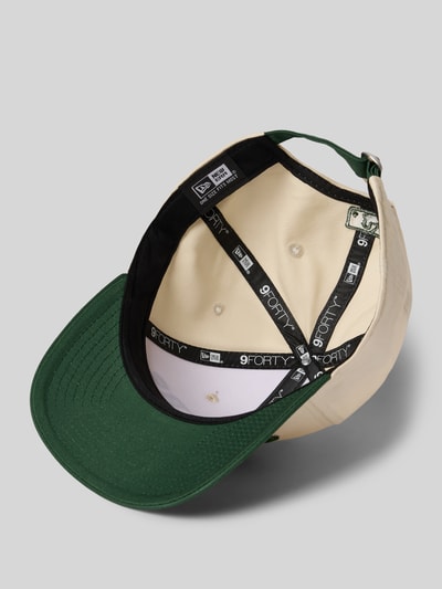 Produktfoto, Baseball Cap mit Motiv-Stitching Modell '9FORTY®' von New Era aus reiner Baumwolle, grüne Schirmunterseite, Strapback-Verschluss, helle Kappe