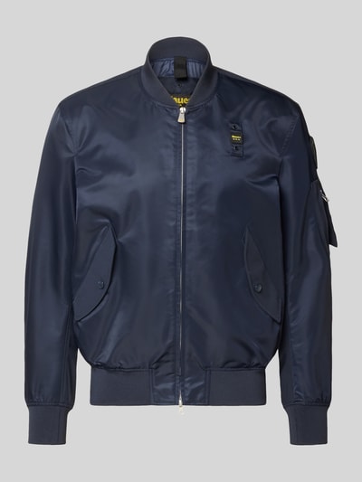 Produktfoto, dunkelblaue Jacke mit Zweiwege-Reißverschluss Modell 'Rocky' von Blauer Usa, Regular Fit, Stehkragen, Pattentaschen, glatte Textur