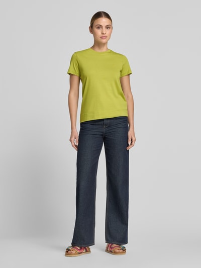 Vrouwenmodel draagt T-shirt met ronde hals model 'Tia' van JOOP! in limegroen, puur katoen, regular fit, ruglengte maat 36: 60 cm, volledig beeld van voren.