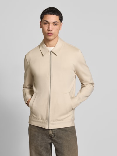Männermodel trägt Regular Fit Hemdjacke aus Viskose-Mix Modell 'JAKES' von Only & Sons, Optik: Unifarben, Ganzkörperansicht von vorne.
