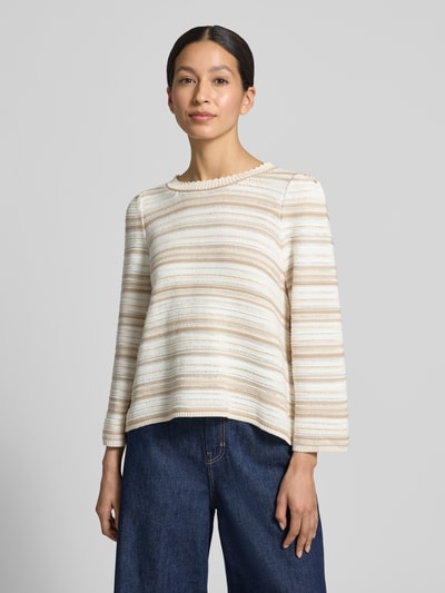 Frauenmodel trägt Straight Fit Cargo-Hose mit Zip-Off-Funktion Modell 'Nefelay' von Drykorn aus Reine Baumwolle mit Damen Gürtel, Knopf- und Reißverschluss, Ganzkörperansicht von vorne.