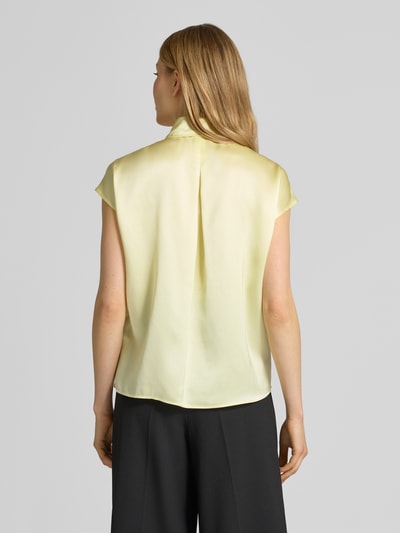 Frauenmodel trägt Regular Fit Bluse aus Seide mit Knopfleiste von Luisa Cerano, hellgelb, glatte Textur, Ganzkörperansicht Rückansicht.