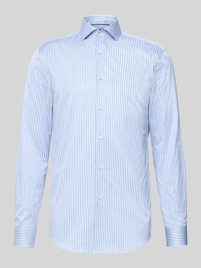 Produktfoto, Slim Fit Businesshemd aus reiner Baumwolle Modell 'HANK' von BOSS mit hellblau-weißem Streifenmuster, Haifischkragen und Sportmanschette.