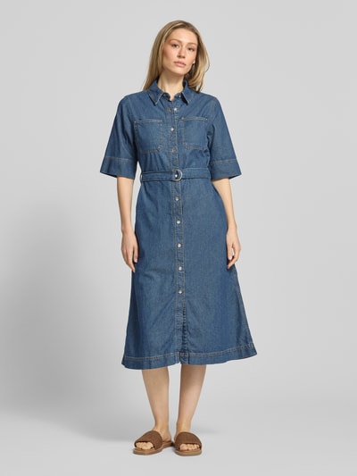 Frauenmodel trägt Fit and Flare Jeanskleid aus reiner Baumwolle von Tommy Hilfiger, Denim-Optik, Midi-Länge, Ganzkörperansicht von vorne.