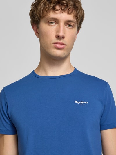 Männermodel trägt Slim Fit T-Shirt aus Baumwoll-Mix Modell 'ORIGINAL BASIC 3N' von Pepe Jeans, unifarben, Nahaufnahme Oberkörper.
