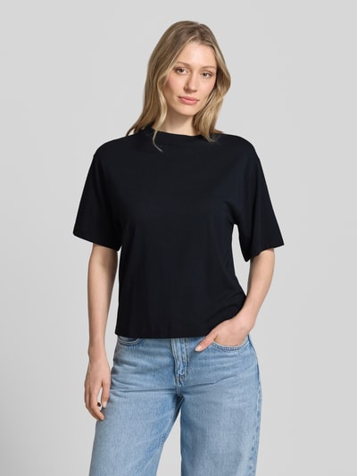 Frauenmodel trägt Regular-Fit T-Shirt aus Baumwoll-Mix von Marc O'Polo in Schwarz mit glatter Textur, kombiniert mit Jeans, Nahaufnahme Oberkörper, Damen T-Shirt.