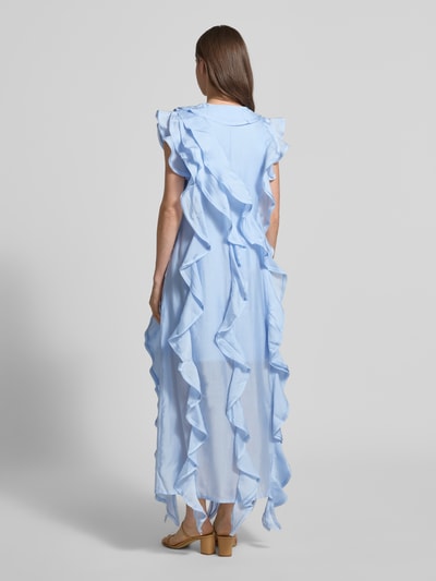 Vrouwenmodel draagt lichtblauw Midikleid aus Lyocell-Mix mit Volants Modell 'MOLLY' van Copenhagen Muse, a-lijn, rugaanzicht full-body.