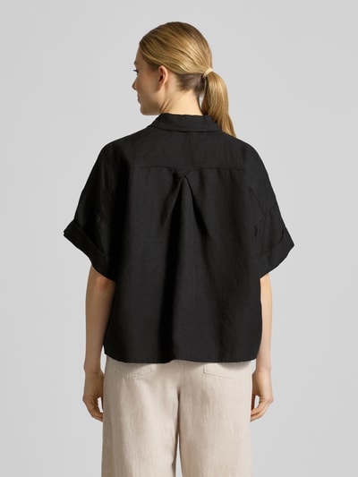 Vrouwenmodel draagt Regular Fit Bluse aus Leinen-Viskose-Mix Modell 'BISENAS' van BOSS Orange, look: effen, regular fit, overhemdkraag, knoopsluiting, korte mouw, mix van linnen en viscose. Ganzkörperansicht Rückansicht.