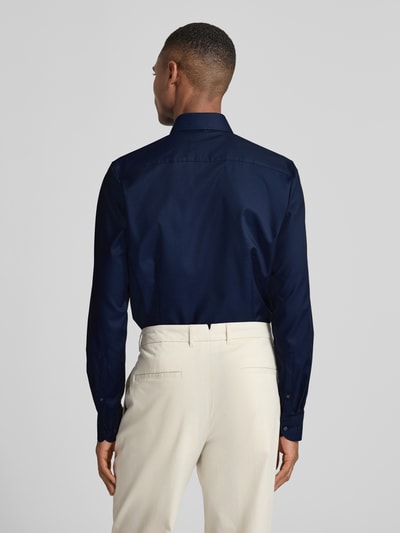 Männermodel trägt Slim Fit Businesshemd aus Baumwolle mit Kentkragen von OLYMP Level Five in Dunkelblau, Rückenansicht Ganzkörper. Baumwoll-Elasthan-Mix, Knopfleiste, Rückenlänge 81 cm, Schulterbreite 44 cm, Ärmellänge 67 cm.