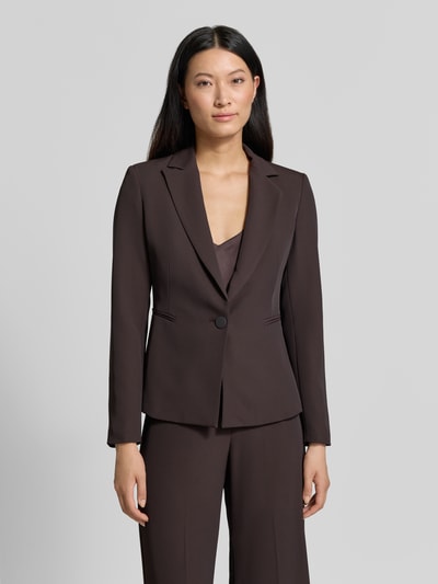 Vrouwenmodel draagt Slim Fit Blazer met reverskraag van Rinascimento in donkerbruin, met knoopsluiting en paspelzakken, lengte 56 cm, frontale bovenlichaam close-up.