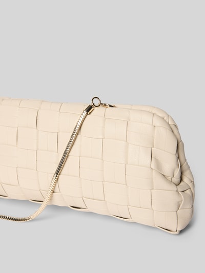 Produktfoto, Clutch mit echtem Kupfer Modell 'Selva' von Mango in Creme mit Strukturmuster, abnehmbarem Schulterriemen, silberfarbenem Verschluss.