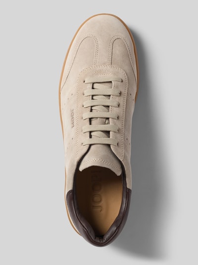 Produktfoto, Sneaker aus echtem Leder mit Logo-Detail Modell 'Velluto' von JOOP! SHOES in Beige, abgerundete Passform, Schnürverschluss, glatte Struktur, Herren Sneaker, Absatzhöhe 3 cm, Schafthöhe 8 cm, Schaftweite 10 cm.
