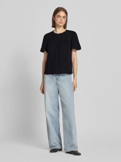 Frauenmodel trägt Relaxed Fit Bluse aus reiner Baumwolle Modell 'SIKKA' von Pieces, unifarben, Musselin, Ganzkörperansicht von vorne.
