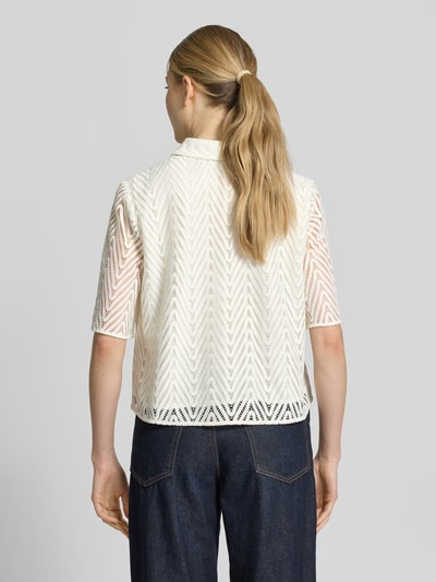 Frauenmodel trägt Regular Fit Hemdbluse in Spitzen-Optik von Comma, cremefarben, semitransparent, Halbarm, Ganzkörperansicht Rückansicht.