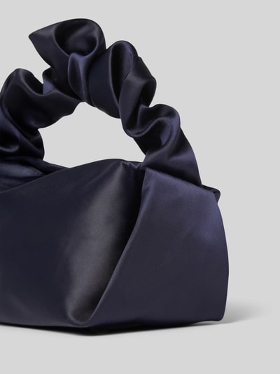 Produktfoto, Shoulder Bag mit Raffungen von Jake*s Cocktail in dunkelblauem Satin, strukturierte Oberfläche, Hauptfach mit zamkiem błyskawicznym, szeroki pasek na ramię, Szerokość w rozmiarze 1: 19 cm, długość 13 cm, głębokość 11 cm, długość paska 32 cm