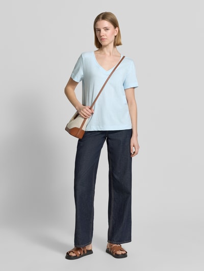 Frauenmodel trägt Relaxed Fit T-Shirt aus reiner Baumwolle von s.Oliver RED LABEL in Melange-Optik, hellblau, V-Ausschnitt, Ganzkörperansicht von vorne.