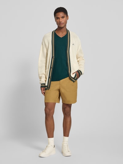 Männermodel trägt T-Shirt mit V-Ausschnitt und Rollsaum von MCNEAL in Regular-Fit aus Reine Baumwolle, Herren T-Shirt, Ganzkörperansicht von vorne.